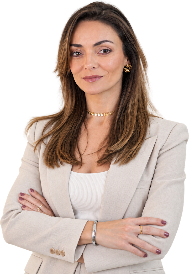 Jessica Renault, de blazer claro e braços cruzados